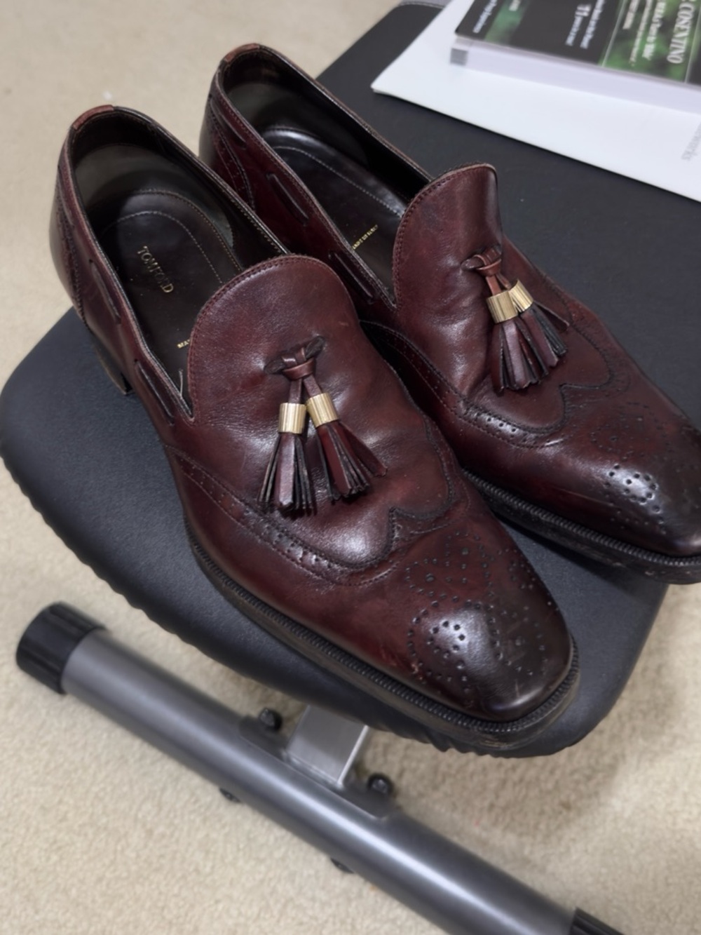 TOM FORD MENS SIZE 9 leather loafers - excellent condition